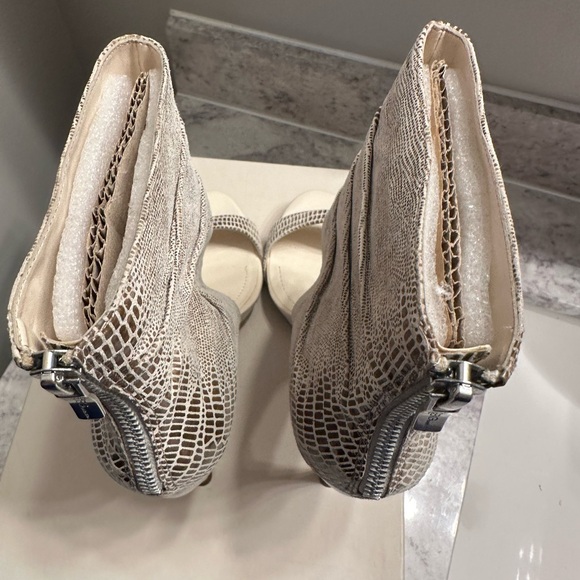 BCBG Maemi Suede Snake Print Heels size 8 NIB - Picture 6 of 9